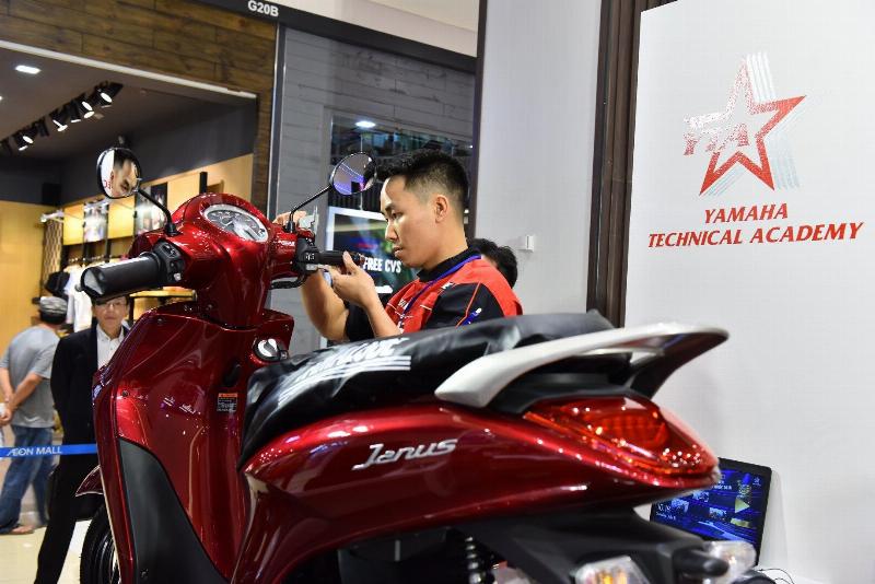 Hình ảnh minh họa bố mẹ hoặc bé đang thực hiện các công việc bảo trì đơn giản trên xe đạp, như bơm lốp, tra dầu xích, lau chùi xe